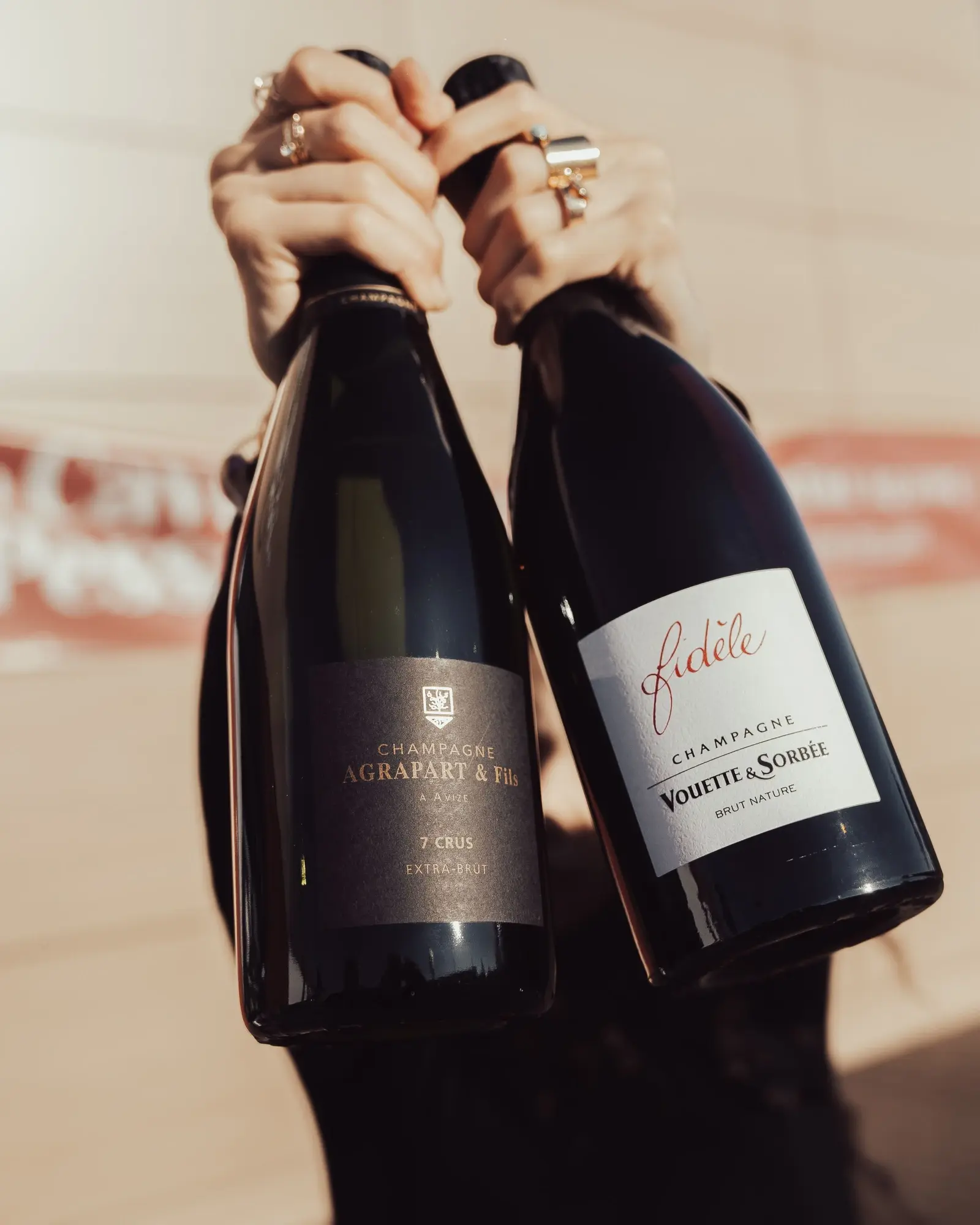Deux champagnes de vignerons levés devant la cave : Agrapart et Vouette et Sorbée.