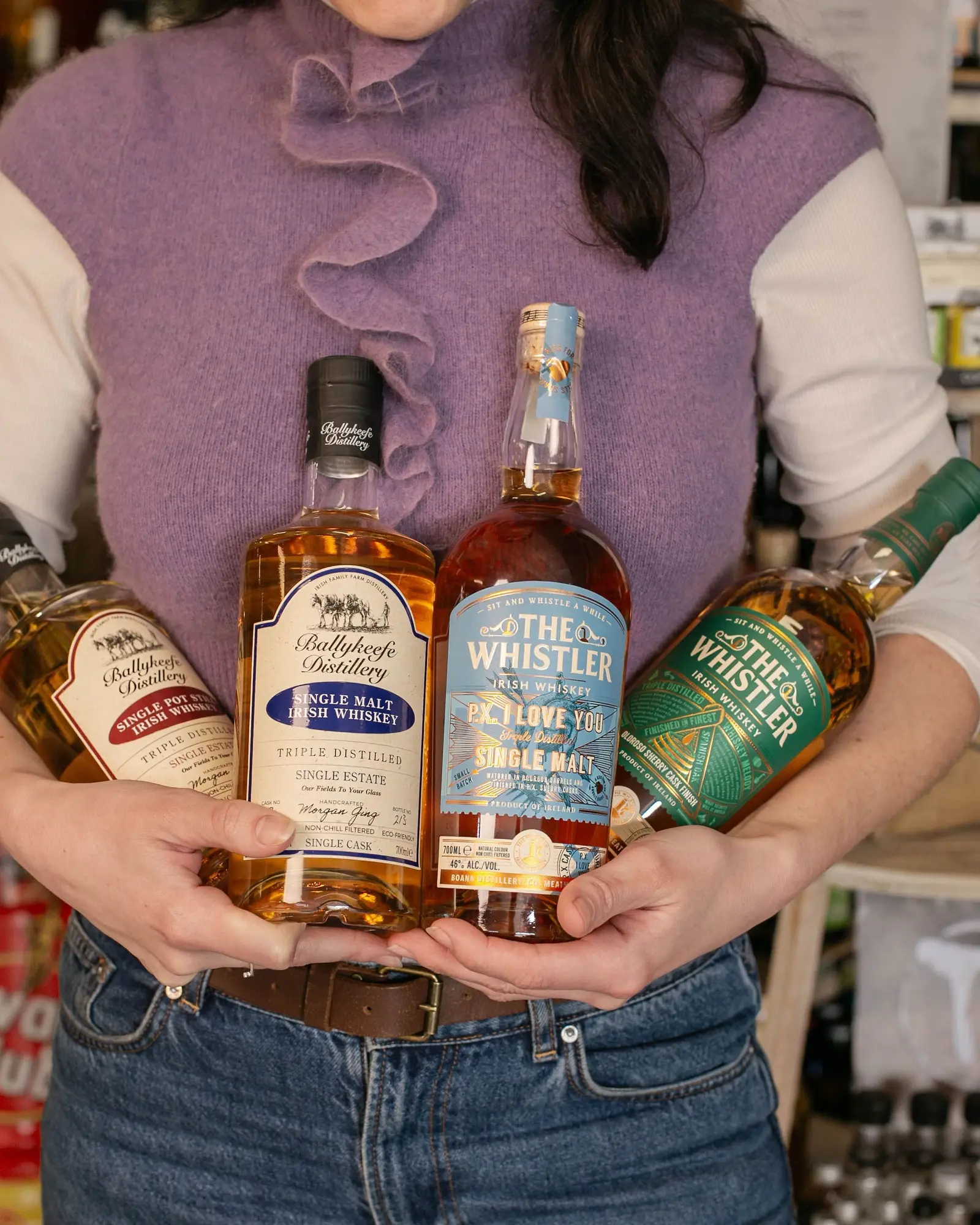Quatre whiskeys irlandais tenus dans les bras : Ballykeefe et The Whistler.